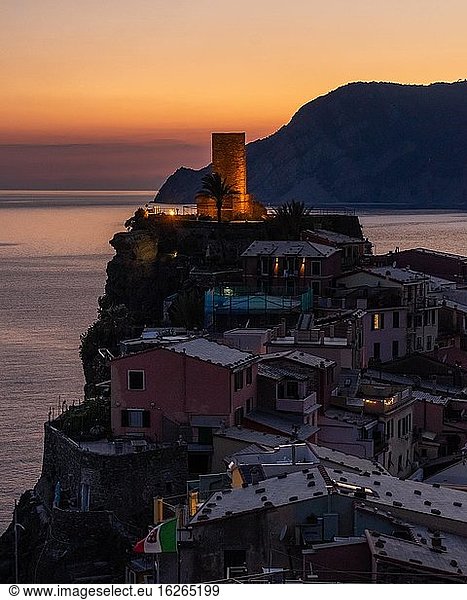 Ortsansicht bei Abendrot  Vernazza  Cinque Terre  Ligurien  Italien  Europa
