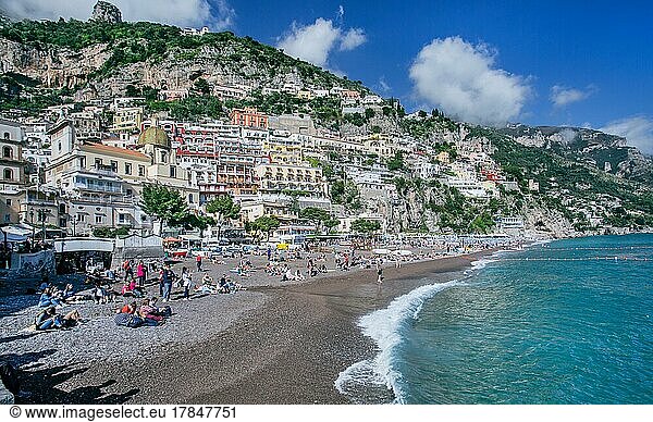 Ortsansicht mit Badestrand  Positano  Amalfiküste  Golf von Salerno  Kampanien  Süditalien  Italien  Europa