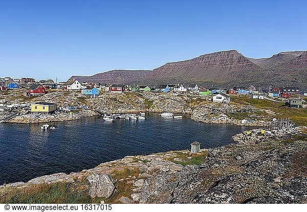 Ortsansicht mit typisch bunt bemalten Häusern  vorne Bucht mit kleinen Booten  Qeqertarsuaq  Diskoinsel  Diskobucht  Grönland  Nordamerika