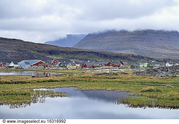 Ortsansicht mit typisch bunt bemalten Häusern  vorne kleiner Teich  Qeqertarsuaq  Diskoinsel  Diskobucht  Grönland  Nordamerika