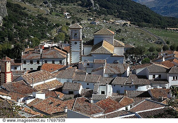 Ortschaft Grazalema in der Provinz Cadiz  an der Ruta de los Pueblos Blancos  Straße der weißen Dörfer  Blick auf den Ort und die Kirche Iglesia de Nostra Santa de la Encarnacion  Andalusien  Spanien  Europa