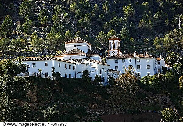 Ortschaft Grazalema in der Provinz Cadiz  an der Ruta de los Pueblos Blancos  Straße der weißen Dörfer  Blick auf einen Teil des Ortes  Andalusien  Spanien  Europa