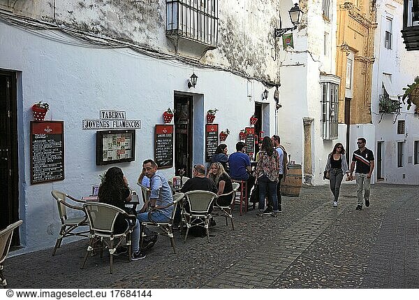 Ortschaft Grazalema in der Provinz Cadiz  an der Ruta de los Pueblos Blancos  Straße der weißen Dörfer  Straßenszene im Ortszentrum  Restaurant  Andalusien  Spanien  Europa