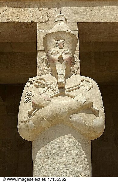 Osirische Statuen im Hatschepsut-Tempel in Deir el-Bahari  am Westufer von Luxor  Ägypten.