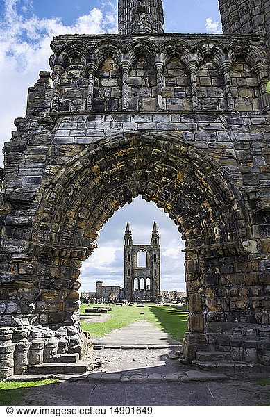 Ostturm durch den Torbogen der Ruine der Kathedrale von St. Andrew  auch bekannt als St. Andrews Cathedral; St. Andrews  Fife  Schottland