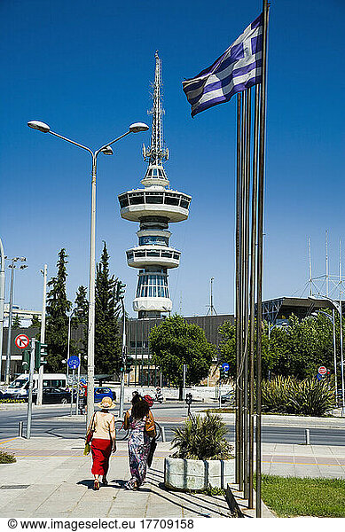 Ote Telecom-Turm und Drehrestaurant mit griechischer Flagge am Mast; Thessaloniki  Griechenland