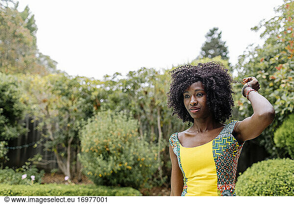 Outdoor-Kopfschuss Afro-Haar Frau schaut weg durch Garten