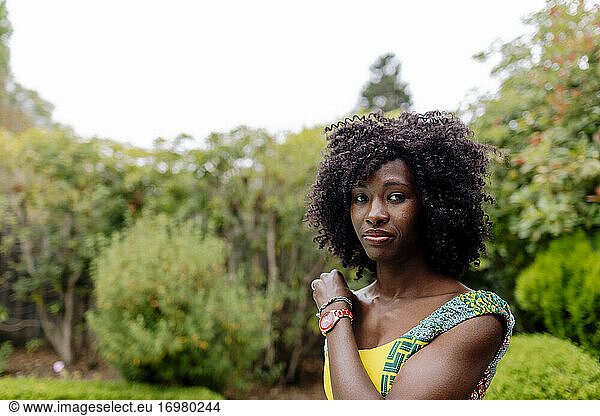 Outdoor Kopfstiefel Afro Haar schöne Frau