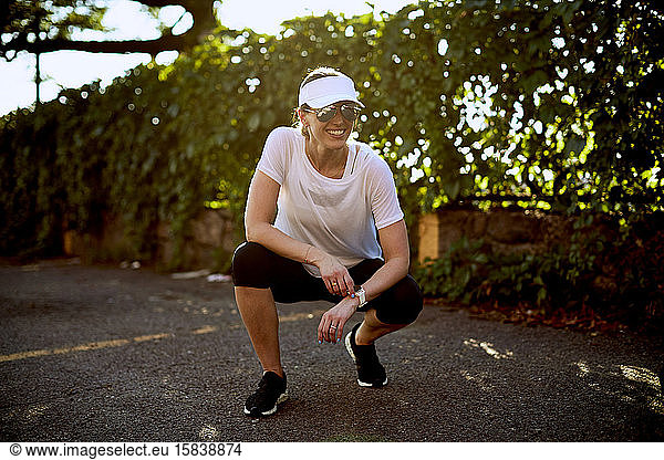 Outdoor-Porträt einer sportlichen Frau.