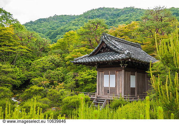Outhouse near Okochi Sanso  the former home and garden of the Japanese jidaigeki or period film actor Denjiro Okochi  located in Arashiyama  Kyoto  Japan