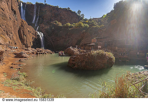 Ouzoud-Wasserfälle mit dem See unter dem Wasserfall bei Marrakesch