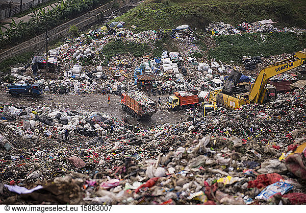 Overview of unloading garbage trucks at the landfill