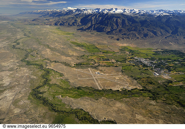 Owens Valley  Tal der Owens River  am Horizont die Sierra Nevada  bei Bishop  Kalifornien  Vereinigte Staaten von Amerika
