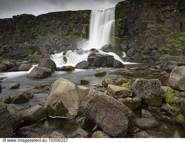 Oxararfoss im Pingvellir-Nationalpark  Wasserfall  der sich über eine steile Klippe ergießt.