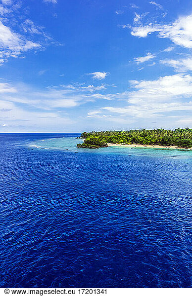 Ozeanien  Papua-Neuguinea  Trobriand-Inseln  Insel Kiriwina (früher Boyowa)  Blick auf Meer und Insel