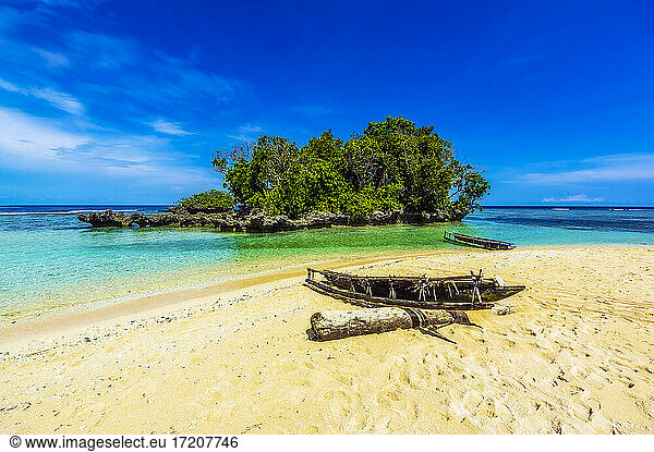 Ozeanien  Papua-Neuguinea  Trobriand-Inseln  Insel Kiriwina (früher Boyowa)  Kleines Holzboot am tropischen Strand