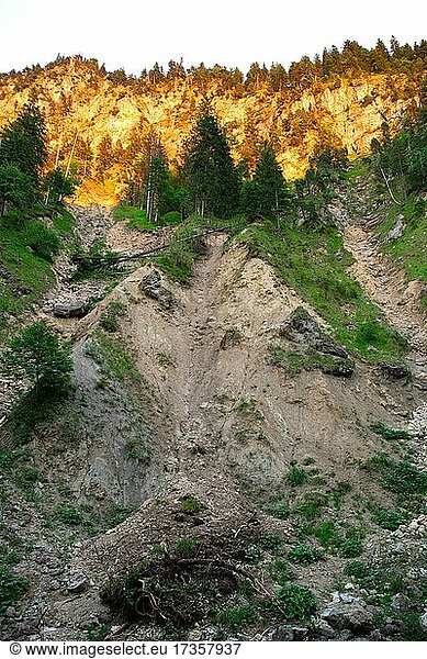 Pöllatschlucht  Sonnenuntergang oben  Erosion nach Starkregen unten  Ammergauer Alpen  Ostallgäu  Schwangau  Bayern  Deutschland  Europa