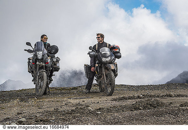 Pärchen auf Tourenmotorrädern auf dem Pass von Abra de Malaga (4316 m)
