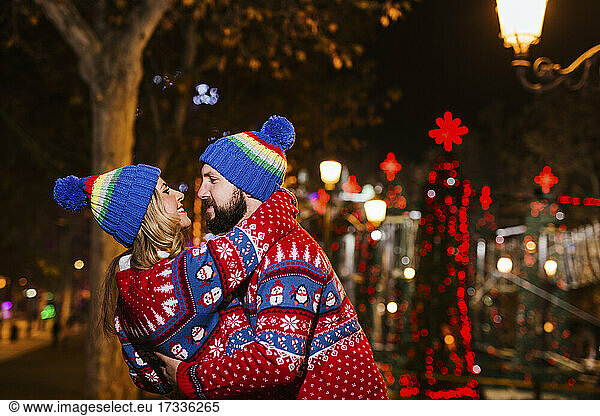 Pärchen bei nächtlicher Romantik zu Weihnachten