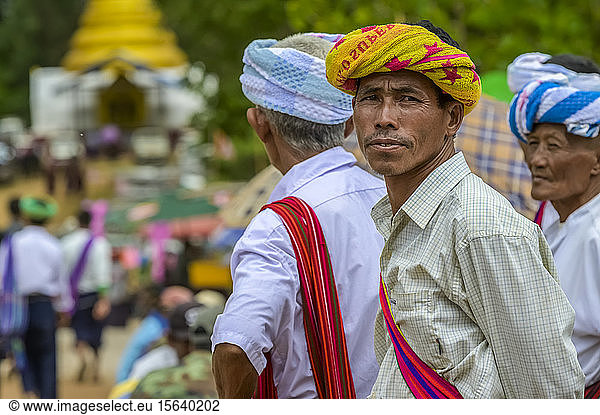 Pa'O-Männer mit farbenfroher traditioneller Kopfbedeckung; Yawngshwe  Shan-Staat  Myanmar