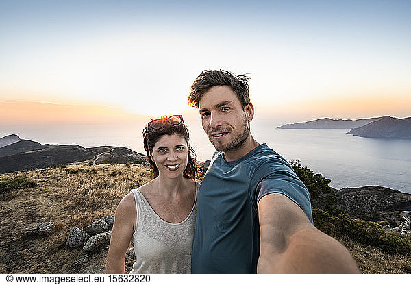 Paar bei Sonnenuntergang ein Selfie  Belvedere de Saliccio  Piana  Corse-du-Sud  Korsika  Frankreich