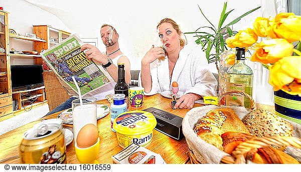 Paar beim Frühstück  Corona Serie  Deutschland  Europa