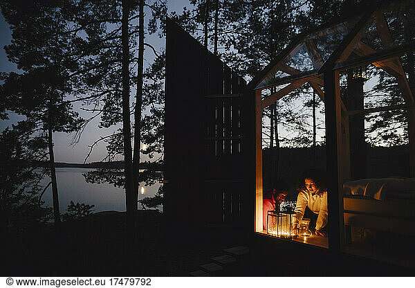 Paar betrachtet Kerzen in Hütte