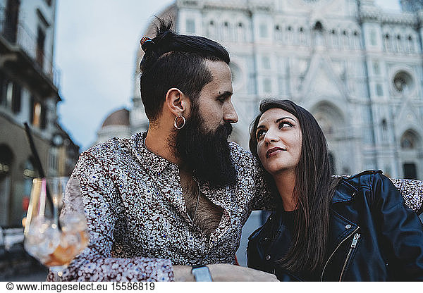 Paar  das sich im Café Santa Maria del Fiore  Florenz  Toskana  Italien  liebevoll in die Augen schaut