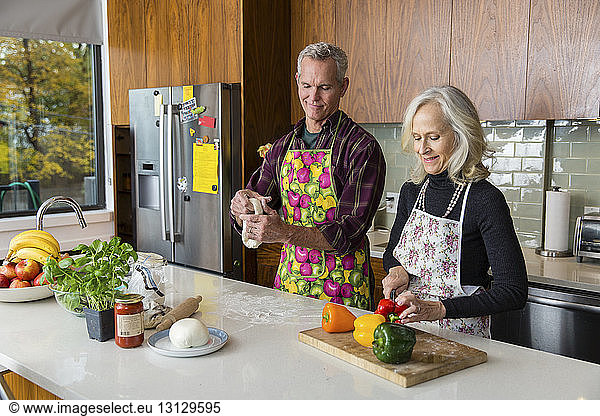 Paar  das zu Hause in der Küche gemeinsam Essen zubereitet
