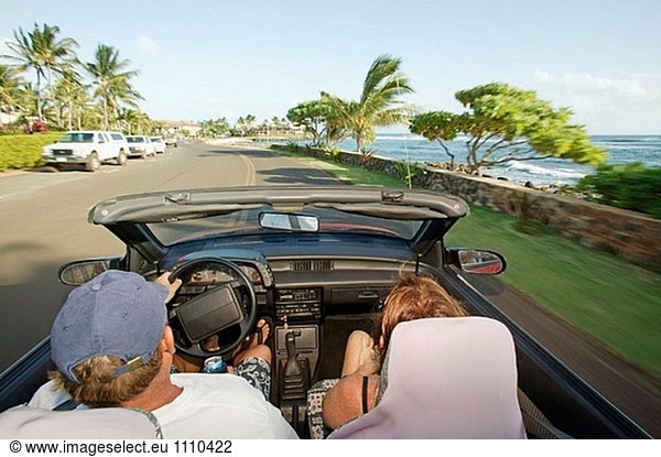Paar fahren in ein Cabrio in Kauai. USA