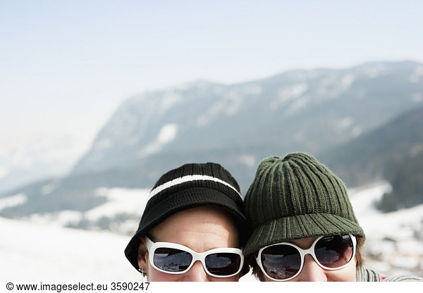 Paar in den Alpen mit Blick auf die Kamera