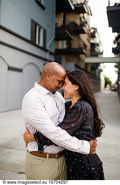 Paar in den späten Vierzigern umarmt sich in einer Gasse in San Diego