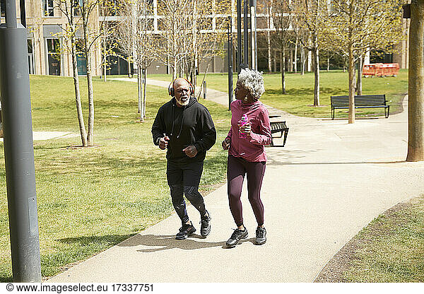 Paar joggt im öffentlichen Park