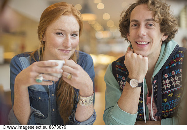 Paar lächelt zusammen im Cafe