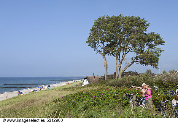 Paar mit Blick auf Strand  Ahrenshoop  Darß  Mecklenburg-Vorpommern  Deutschland  Europa  ÖffentlicherGrund
