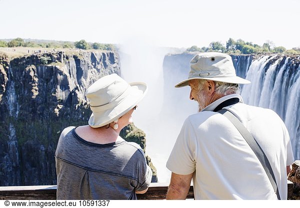Paar mit Blick auf Victoria Falls  Sambia