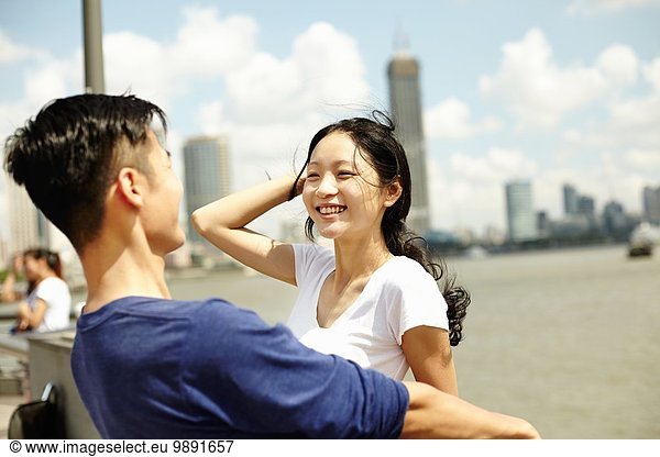 Paar Sightseeing am Wasser  The Bund  Shanghai  China