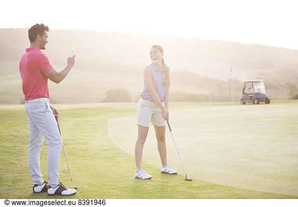 Paar spielt Golf