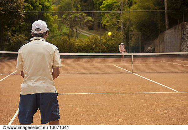 Paar spielt Tennis auf dem Platz