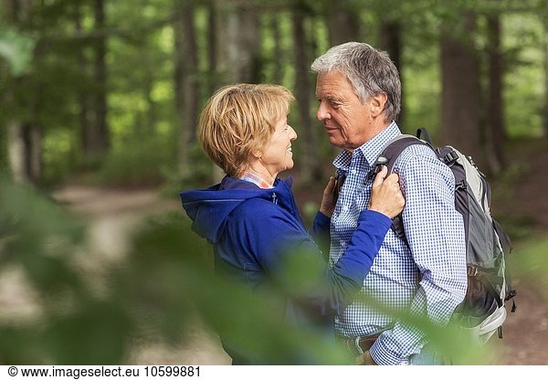 Paar steht im Wald von Angesicht zu Angesicht
