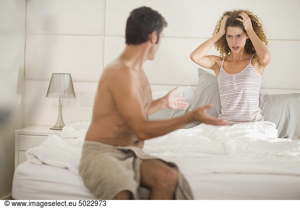 Paar streitet sich im Schlafzimmer