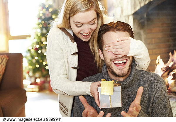 Paar tauscht an Weihnachten Geschenke aus