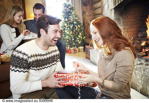 Paar tauscht an Weihnachten Geschenke aus