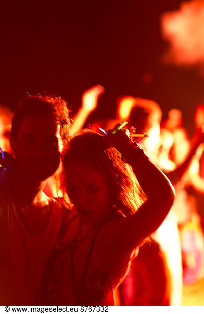 Paare tanzen beim Musikfestival