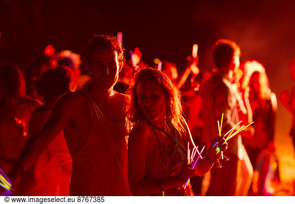 Paare tanzen beim Musikfestival