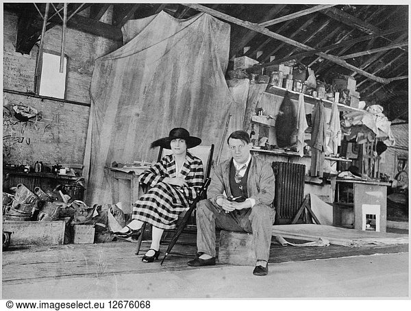 Pablo Picasso und Olga Khokhlova im Malatelier in London  1919.