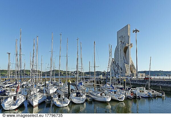 Padrao dos Descobrimentos  Entdeckerdenkmal  Yachthafen  Tejo  Belem  Lissabon  Portugal  Europa