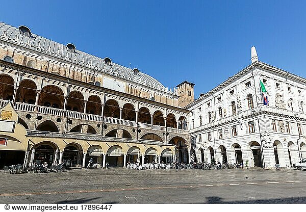 Padua Palazzo della Ragione an der Piazza delle Erbe Platz Reise reisen Stadt in Padova  Italien  Europa