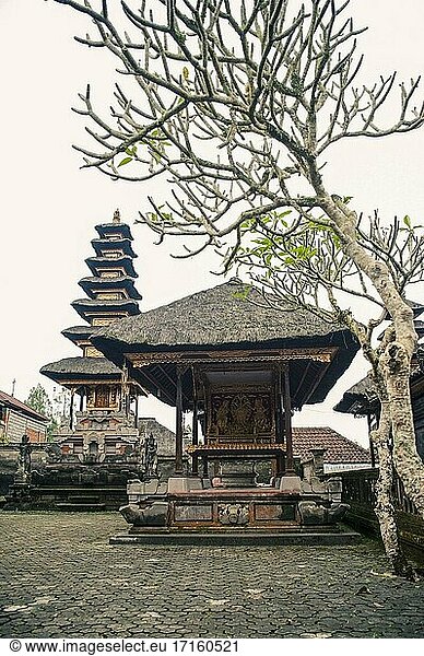 Pagode im Besakih-Tempel (Pura Besakih)  Bali  Indonesien. Der Besakih-Tempel  auch bekannt als Muttertempel von Besakih (Pura Besakih auf Indonesisch)  ist der größte hinduistische Tempel auf Bali und liegt an den Hängen des Mount Agung  eines aktiven Vulkans auf Bali.