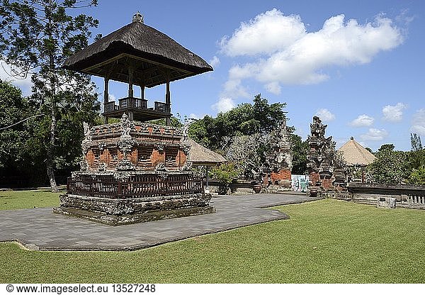 Pagoden und Gebetsstätten des Tempels Pura Taman Ayun  Nationalheiligtum  Bali  Indonesien  Asien